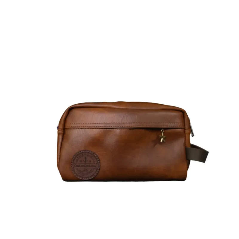 Neceser impermeable color café con diseño minimalista.