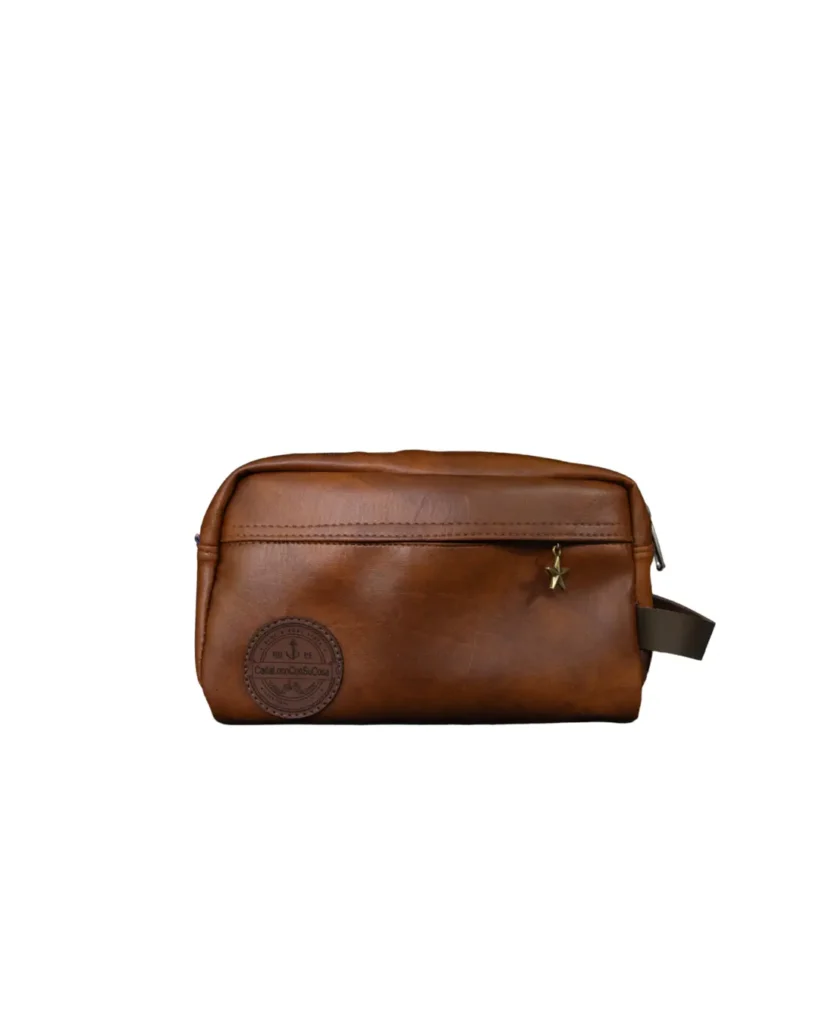 Neceser impermeable color café con diseño minimalista.